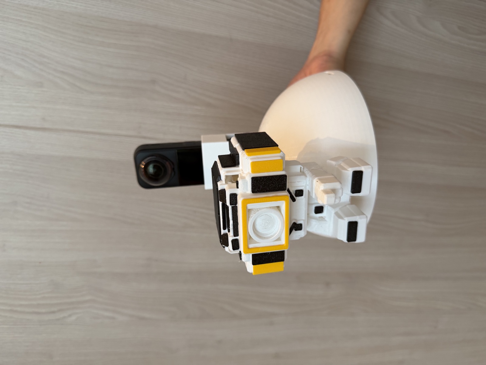 摄像奉行的头戴式 Insta360 X5 全景感知原型实拍