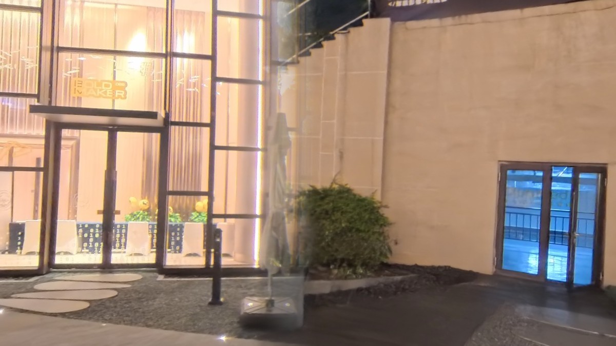 室外候选 G：入口前更开阔的拍摄空间